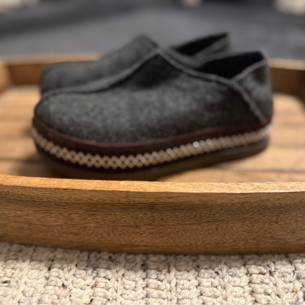 UGG women’s Slippers - ReFelt Tasman slipper in grey wool with crochet trim.